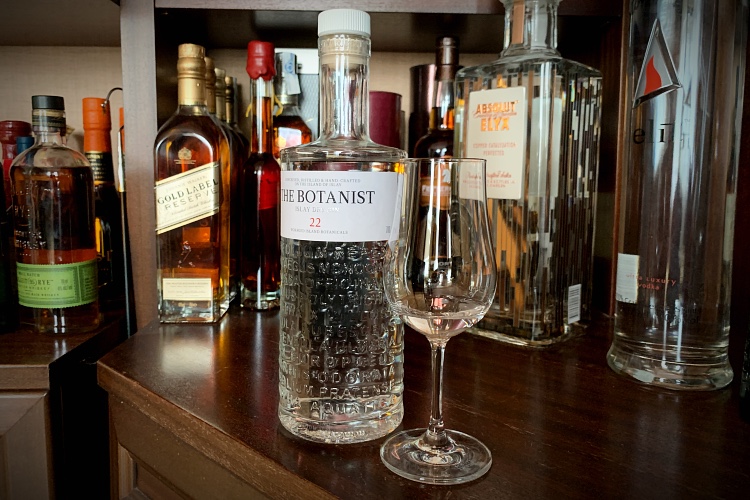 The-Botanist-Gin-Review-Glas-backbar