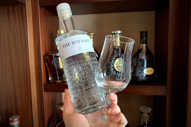 The-Botanist-Gin-review-Robe
