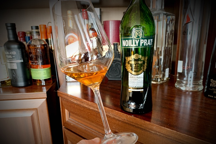 noilly-prat-dry-vermouth-review-robe