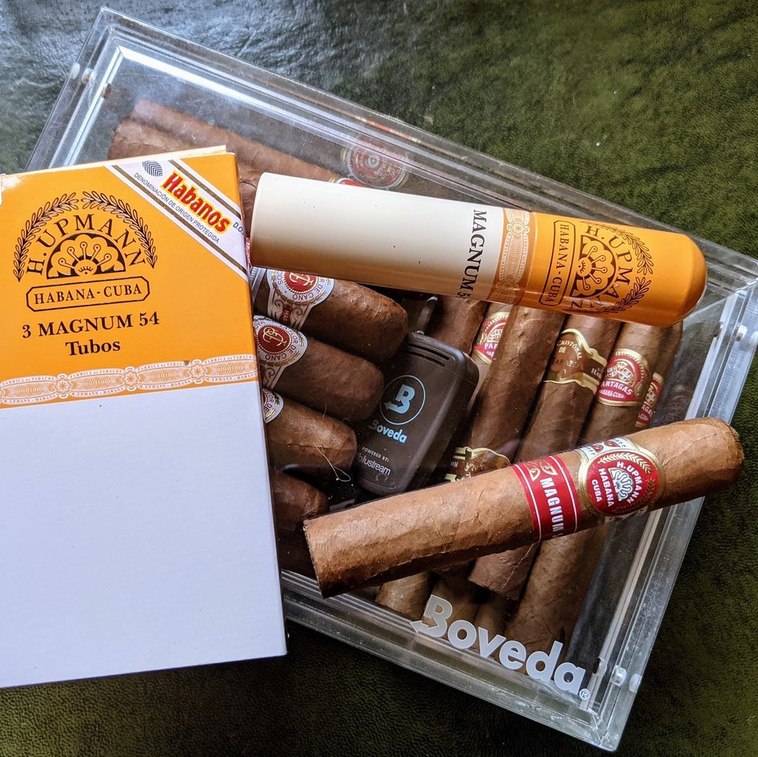H. Upmann Magnum 54 & Boveda Humidor