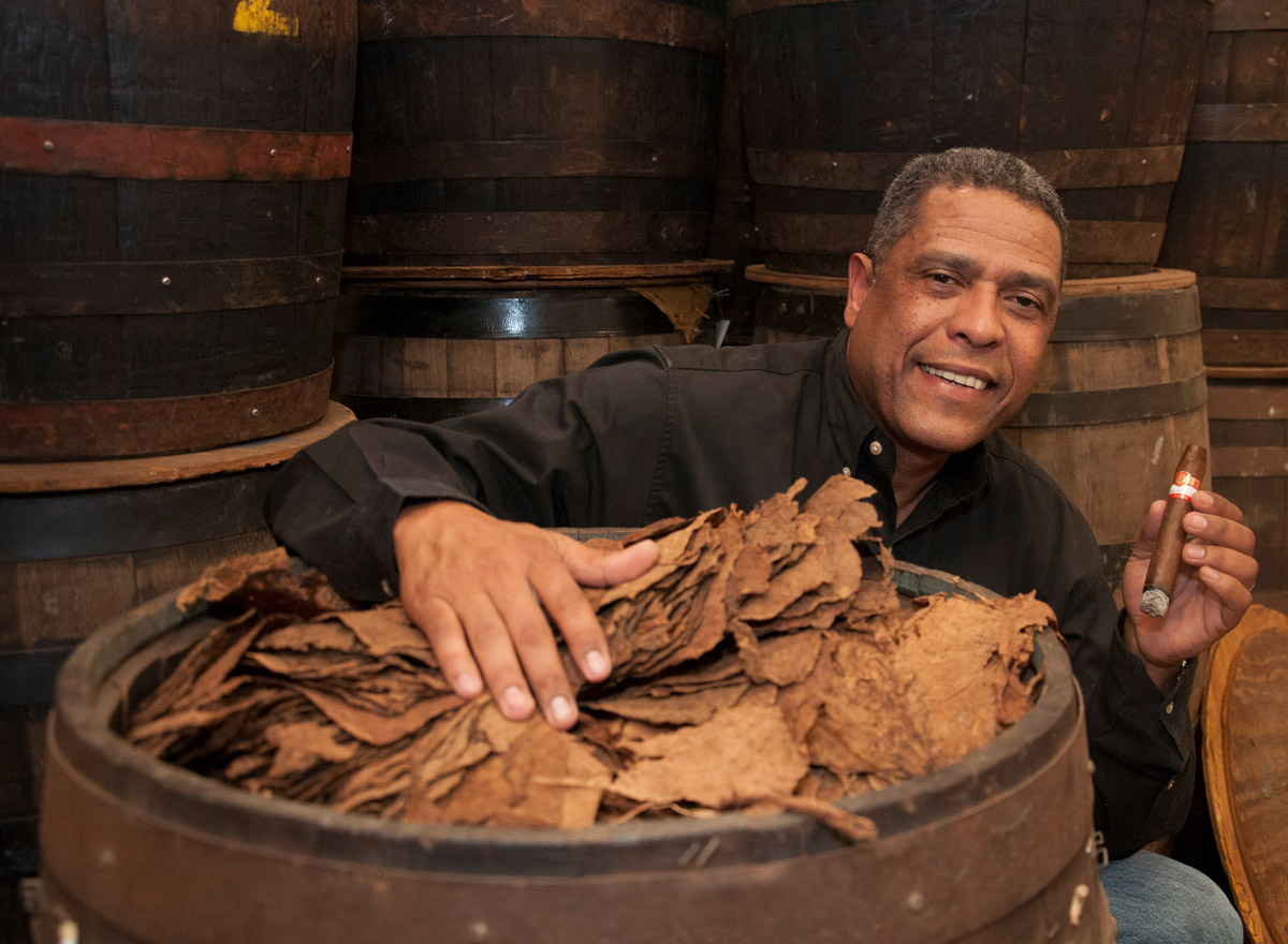 La Aurora Cigars Review - Manuel Inoa Master Blender