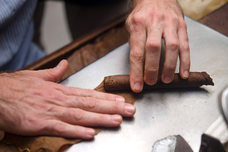 Rolling La Aurora Cigar Wrapper In Factory