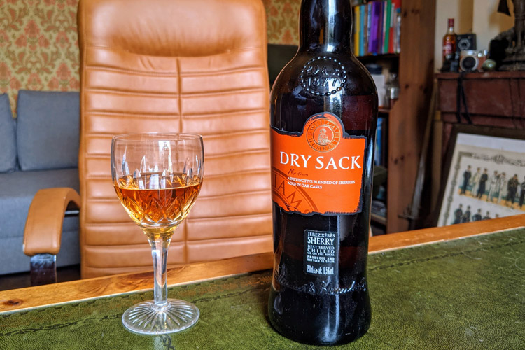 Williams & Humbert Dry Sack Sherry & Glass