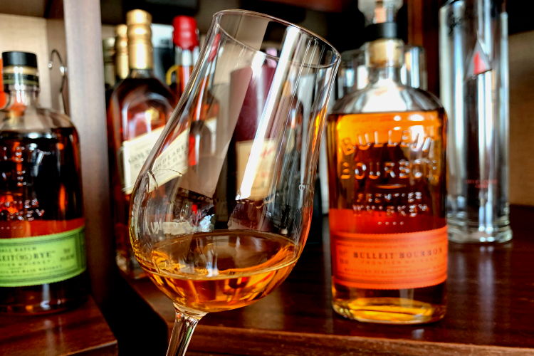 Bulleit-Bourbon-Robe-Color-Glass-Bottle-Whiskey-Review
