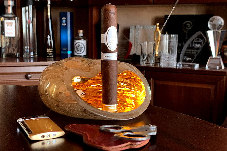 Davidoff-Dominicana-Cigar-Review-Golden-Band-aSHTRAY-cutter
