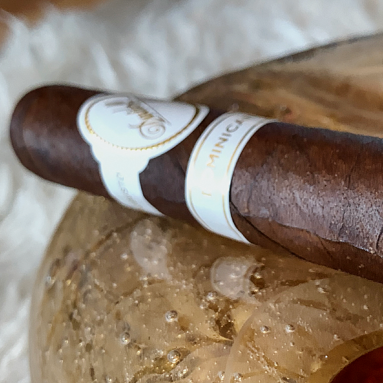 Davidoff-Dominicana-Cigar-Review-Square-Feature-Band