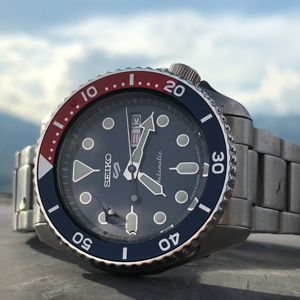 Seiko-5KX-Pepsi-Blue-Sunray-Dial-Closeup