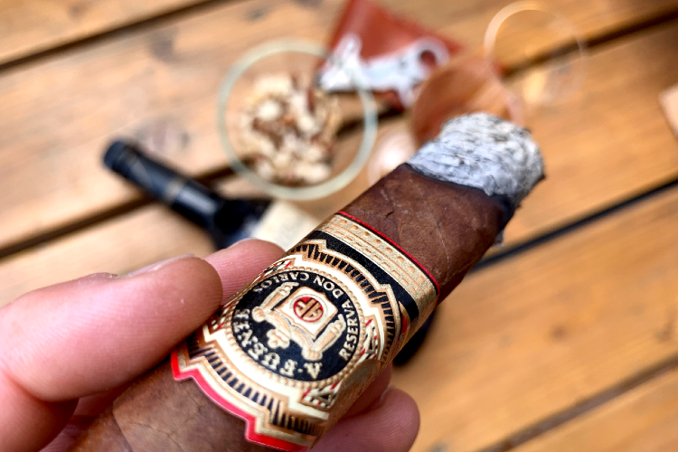 Arturo-Fuente-Don-Carlos-Eye-of-the-Shark-close-up-pairing