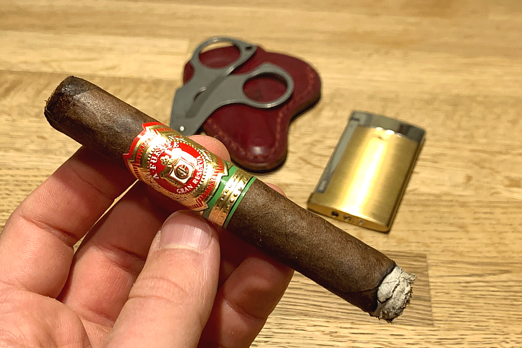 Arturo-Fuente-Spanish-Lonsdale-Maduro-cutter-lighter
