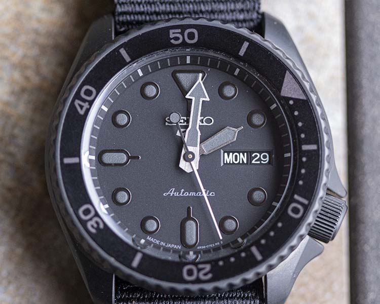 SBSA025 Black Dial Bezel And Case Details