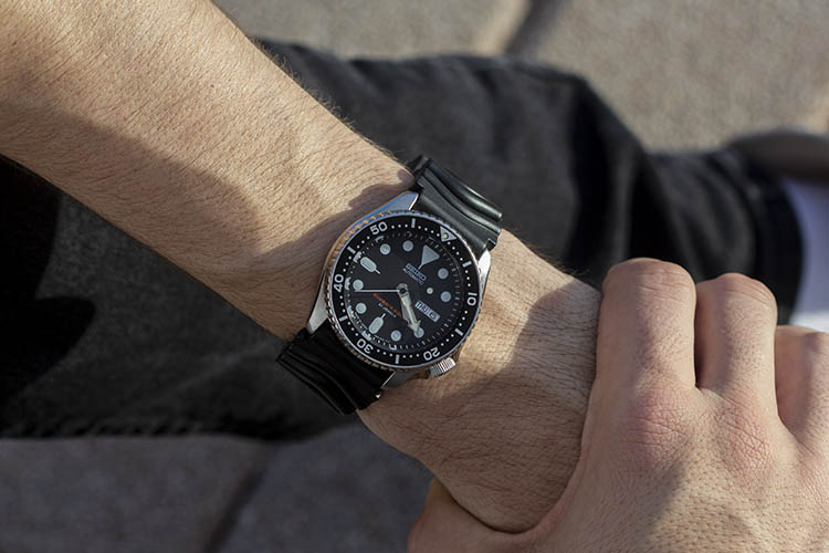 Seiko SKX007 Made in Japan Steel Watch On Black Rubber Strap Wristshot