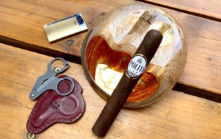 El-Politico-Cigar-Review-Feature-Czevitrum-Ashtray-Gold-Razor-Cut