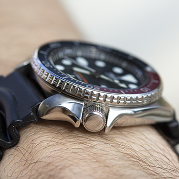 SKX009J Stainless Steel Case 42.5mm Details Closeup