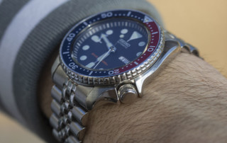 Seiko SKX009K 42.5mm Stainless Steel Case Details