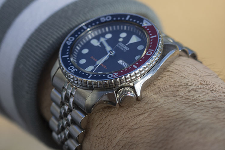 Seiko SKX009K 42.5mm Stainless Steel Case Details