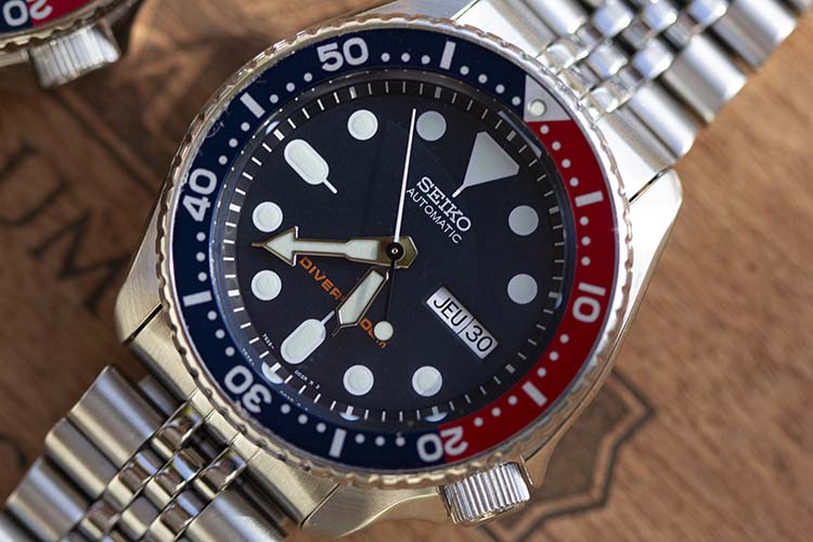 Seiko SKX009K Blue Dial Pepsi Bezel Closeup
