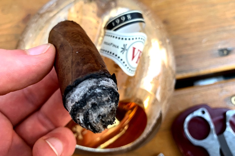 VegaFina-1998-VF52-Cigar-Review-Ash-Cigar-Ring