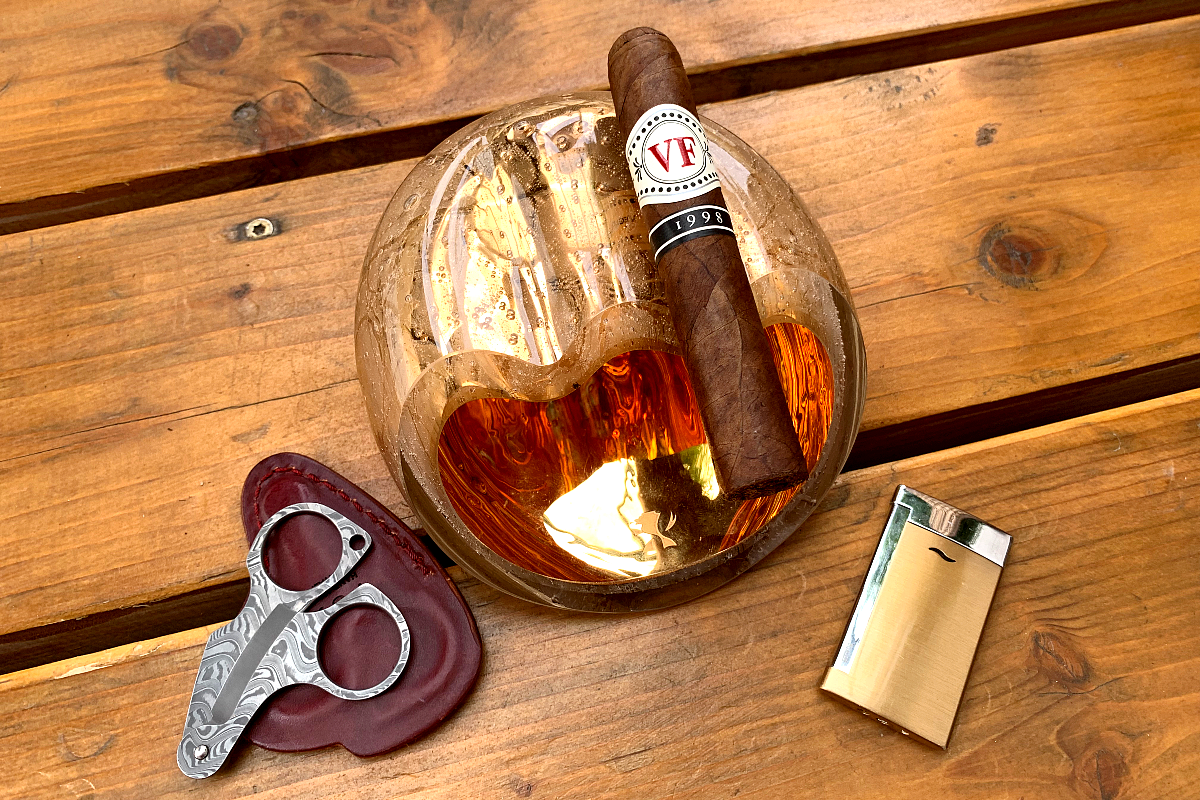 VegaFina-1998-VF52-Cigar-Review-Feature-Image