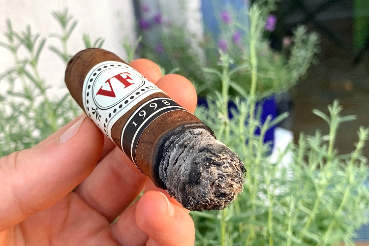 VegaFina-1998-VF52-Cigar-Review-Second-third-lavender