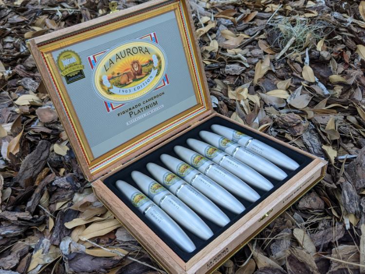 1903 Platinum Cigar Box With Doble Figurado Tubos