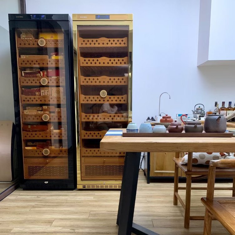 Raching MON Series Cigar Cabinets In Black Ang Gold