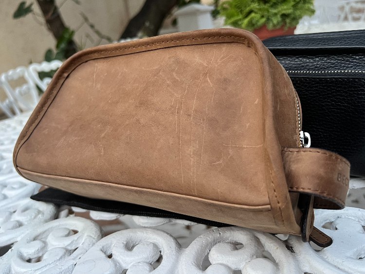 Details Of Walnut Pull-Up Leather Dopp Kit