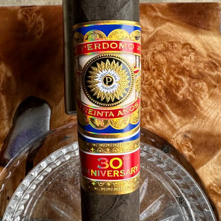 Perdomo 30th Maduro Band Closeup