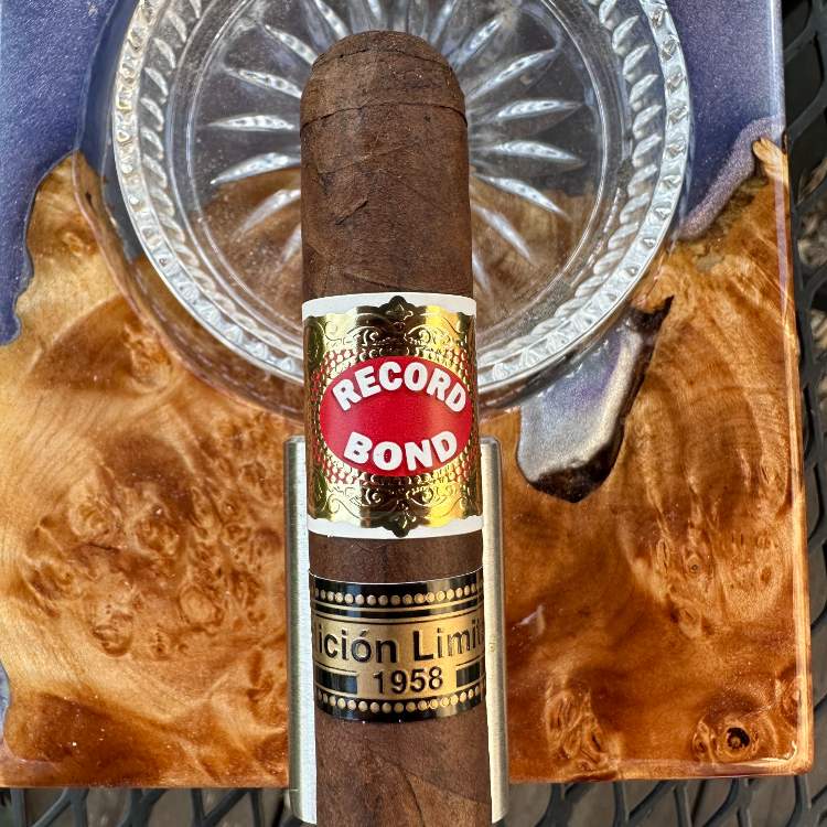 Record Bond Maduro Wrapper Cigar Details