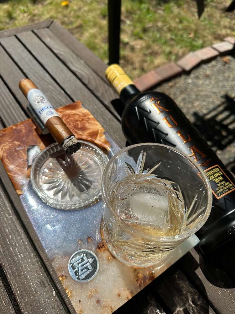 Hellas Habano Cigar with Rum On The Rocks
