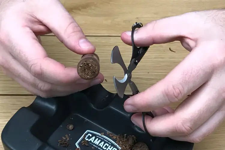 Xikar-Cigar-Scissors-Demonstration