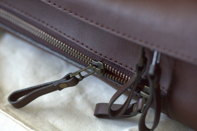 Urbanpack Brass Zipper Details Closeup