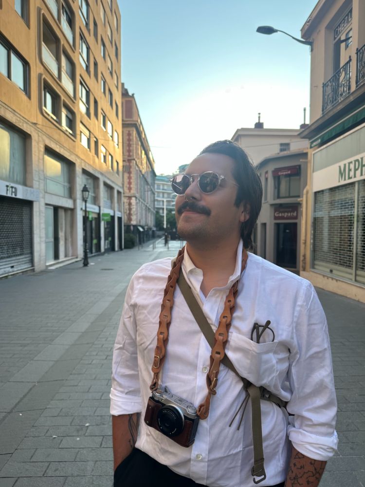 Close Up Fit Pic Of Oxford Shirt by Classic Fella