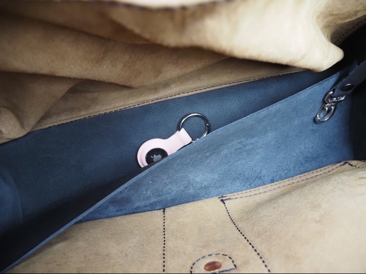 Hiding Airtag In False Bottom Of Flight Bag